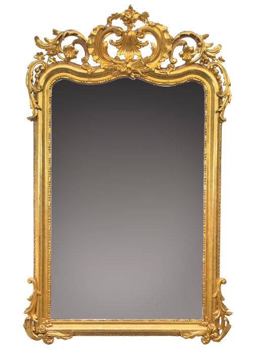 Espejo de madera tallada, estucada y dorada, rematado por c