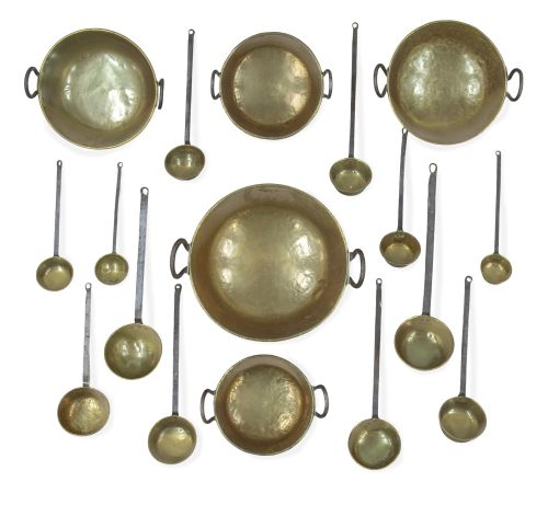 Conjunto de cinco cazos y doce recipientes de cobre.Españ