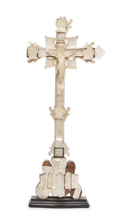 Cristo en la cruz de nácar sobre madera de olivo.Recuerdo