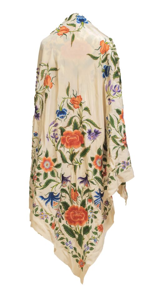 Mantón de "Manila" en seda beige bordado en hilos de color 