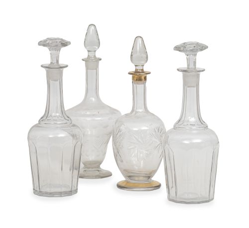 Lote de cuatro garrafas de vidrio transparente, una con dec