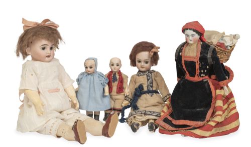 Lote de cinco muñecas con cabezas de biscuit y porcelana, o