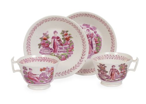 Dos tazas con sus platos de porcelana esmaltada con figuras