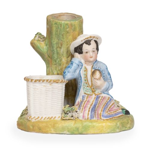 Florero de biscuit pintado y dorada con niño apoyado en ces