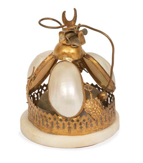 Timbre de mesa de latón dorado con conchas de nácar, sobre 