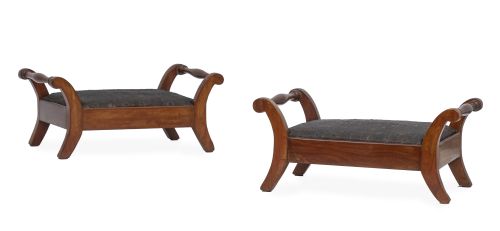 Pareja de reposapiés con asas de madera tallada y tapicería