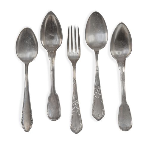 Lote de cubiertos variados, formado por:Cuatro cucharas d