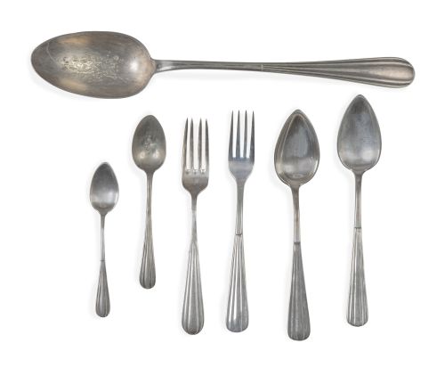 Juego de cucharas, tenedores y cucharitas de plata con deco