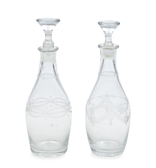 Pareja de licoreras de vidrio transparente con decoración g