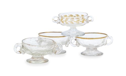 Lote de cuatro saleros con asas de vidrio transparente, dos