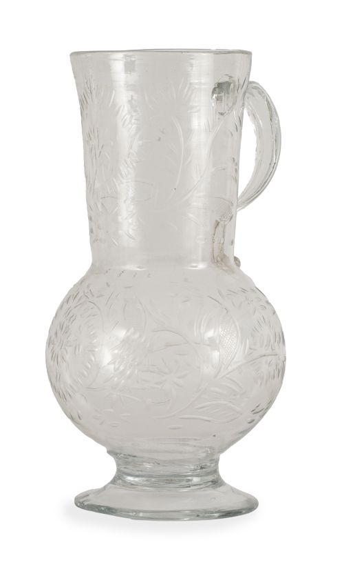 Jarro de vidrio transparente con tallado de flores.La Gra