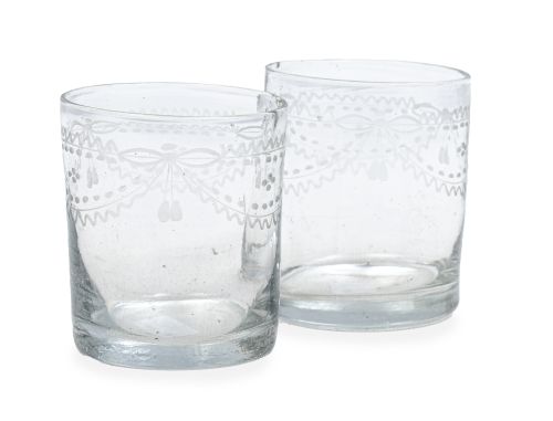 Pareja de vasos de vidrio transparente con decoración graba