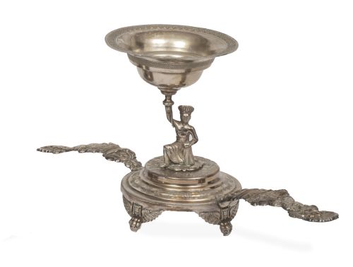 Chofeta de plata con tritones en las asas. Con marcas.Bar