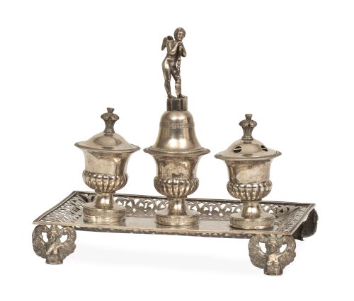 Escribanía isabelina de plata en su color rematada por un á