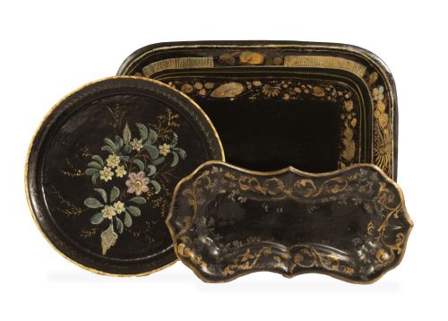 Lote de tres bandejitas de latón pintado y dorado con hojas