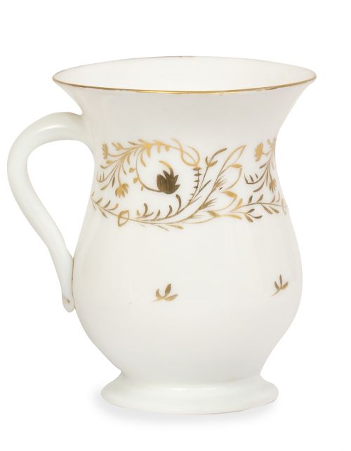 Jarrita de opalina blanca con decoración de flores en dorad