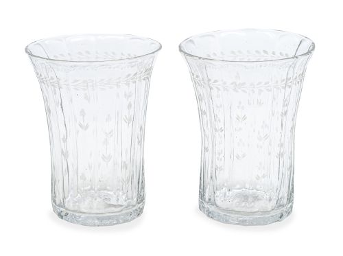 Pareja de vasos de vidrio incoloro soplado a molde con deco