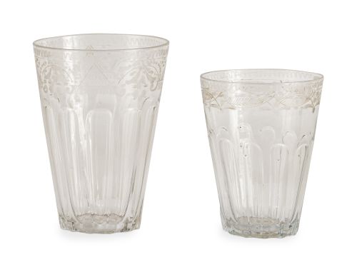 Lote de dos vasos de vidrio incoloro con decoración grabada