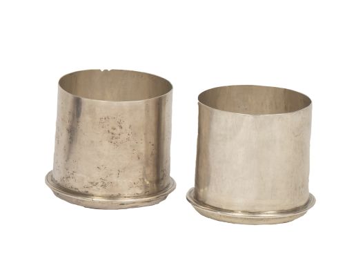 Dos vasos de plata. Con marcas.S. XVIII.