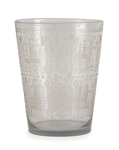 Vaso de vidrio transparente con decoración grabada con pers
