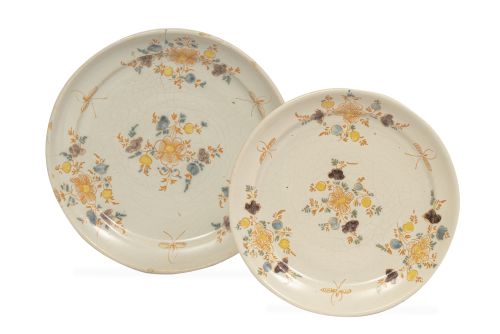 Dos platos de cerámica esmaltada con decoración floral, de 