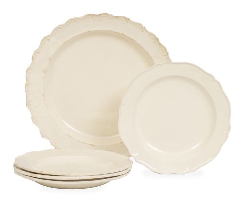 Lote de fuente circular y cuatro platos esmaltados en blanc