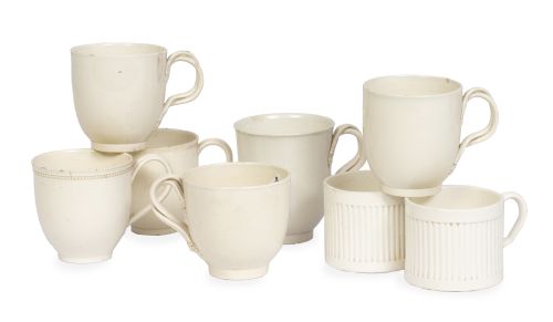 Juego de ocho tazas en loza en tierra de pipa, de diferente