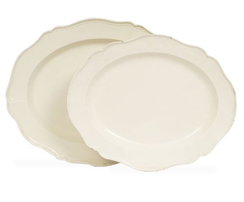 Dos fuentes ovales de diferente tamaño esmaltadas en blanco