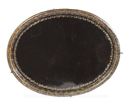 Bandeja circular de latón pintado de negro y decoración en 