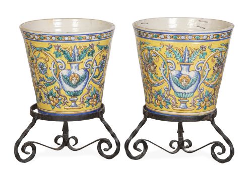 Pareja de maceteros de cerámica esmaltada en amarillo, de e