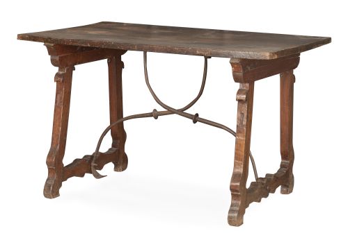 Bufete de madera de nogal tallada con fiadores de hierro.