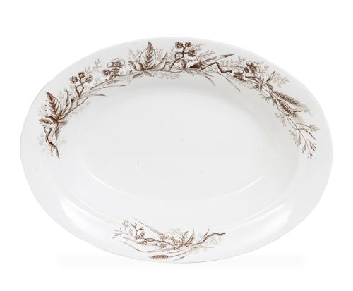 Fuente ovalada de loza esmaltada con ramas. Con marca en la