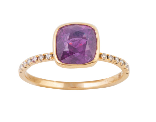 Sortija con rubí talla cojín de 3 ct y brillantes decorando