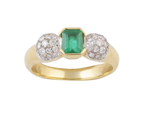 Sortija con esmeralda cuadrangular de 0,56 ct entre dos sem