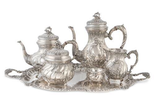 Juego de café y té de plata repujado y cincelado, de estilo