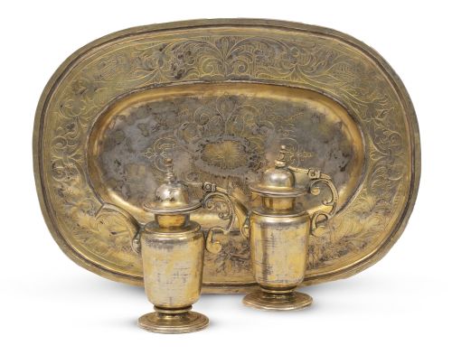 Juego de vinajeras de plata sobre dorada, con decoración gr