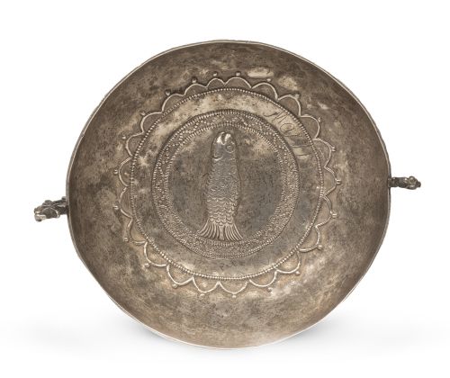 Bernegal de plata en su color con asas rematadas por canes.