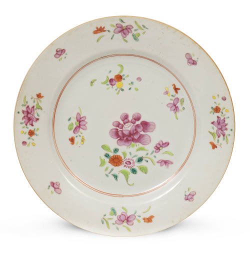 Plato de porcelana esmaltada con esmaltes de la familia ros