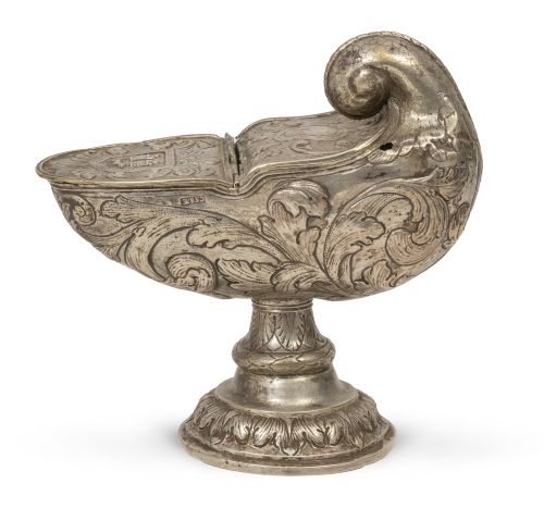 Naveta barroca de plata en su color repujada. Con leyenda: 