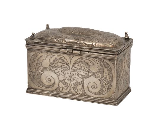 Crismera de plata en su color con decoración repujada veget