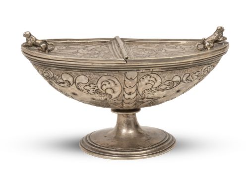 Naveta renacentista de plata en su color, decorada con hoja