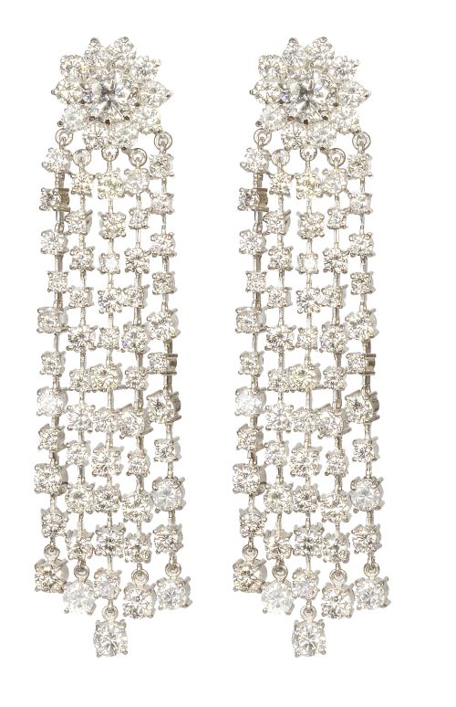 Elegantes pendientes largos de cascadas de brillantes en ri