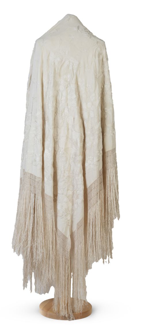 Mantón de "Manila" en seda color crema con flores bordadas 
