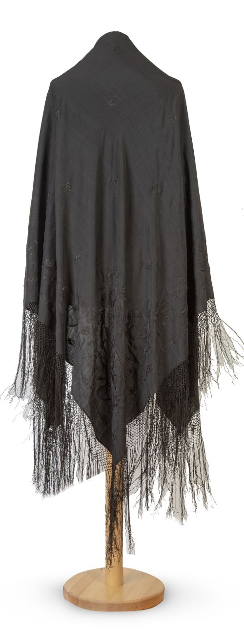 Mantón de "Manila" Imperio en seda negra bordado con flores