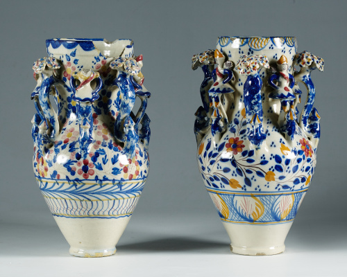 Dos jarrones de  cerámica esmaltado con decoración en ocre 