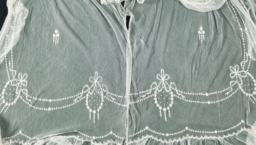 Tul bordado para vestir una cuna, cin decoración de flores 