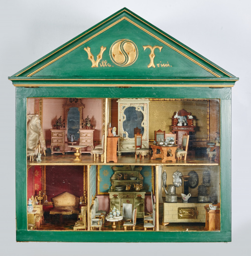 “Villa Trini”Casa de muñecas de madera pintada y dorada y 