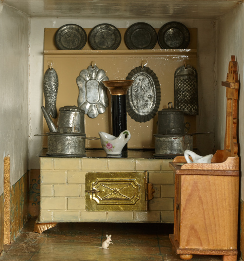 “Villa Trini”Casa de muñecas de madera pintada y dorada y 