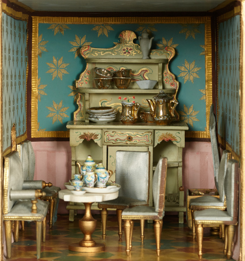 “Villa Trini”Casa de muñecas de madera pintada y dorada y 