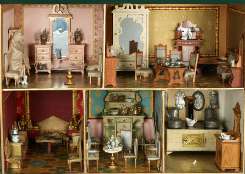 “Villa Trini”Casa de muñecas de madera pintada y dorada y 